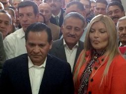 Cierran filas. Miguel Castro y Arturo Zamora escoltan a Eduardo Alamaguer en su camino a la mesa de registro en el Comité Municipal del PRI. TWITTER/@arturozamora