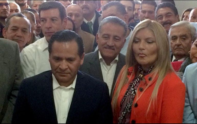 Cierran filas. Miguel Castro y Arturo Zamora escoltan a Eduardo Alamaguer en su camino a la mesa de registro en el Comité Municipal del PRI. TWITTER/@arturozamora