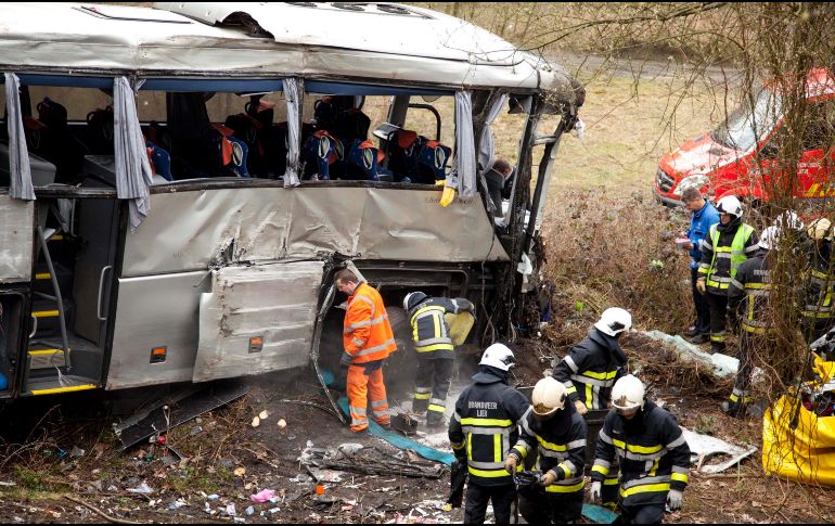 Debido al impacto, el autobús se volcó y se deslizó por un pequeño barranco a la orilla de la carretera. AP/ARCHIVO