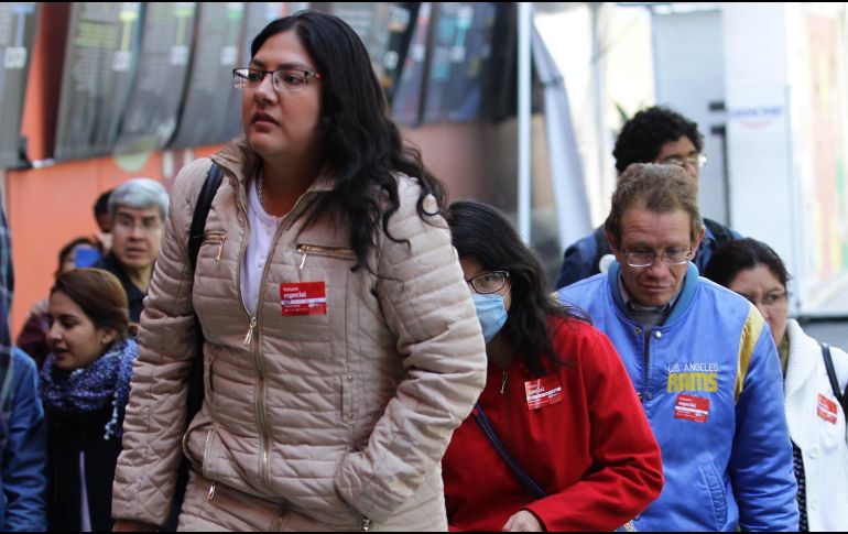 Es importante salir a la calle bien abrigado y consumir abundantes líquidos para no contraer enfermedades. NTX/G. Granados