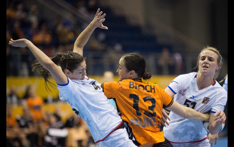 Yvette Broch (c), de Holanda, disputa un balón con Dominika Zachova (i) y Marketa Jerabkova (d), de República Checa, en partido de cuartos de final del campeonato mundial de balonmano en Magdeburg, Alemania. AFP/DPA/K. Gabbert