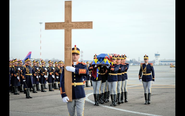 Los restos de Miguel I de Rumani llegan al aeropuerto de Bucarest. El ex rey, que fue obligado a abdicar en 1947 por el régimen comunista, falleció el 5 de diciembre a los 96 años en Suiza. AP/V. Ghirda