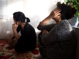 Norcoreanas ocultan su rostro en una reunión en Chaoyang, China. Se estima que miles de mujeres han sido traídas a China para ser vendidas a hombres que buscaban esposa. AP/Ng Han Guan