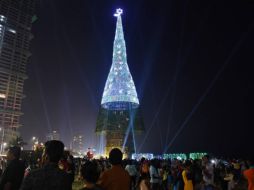 El cardenal Ranjith no tuvo más remedio que dar el visto bueno a la iniciativa de un abeto artificial de Navidad. AFP