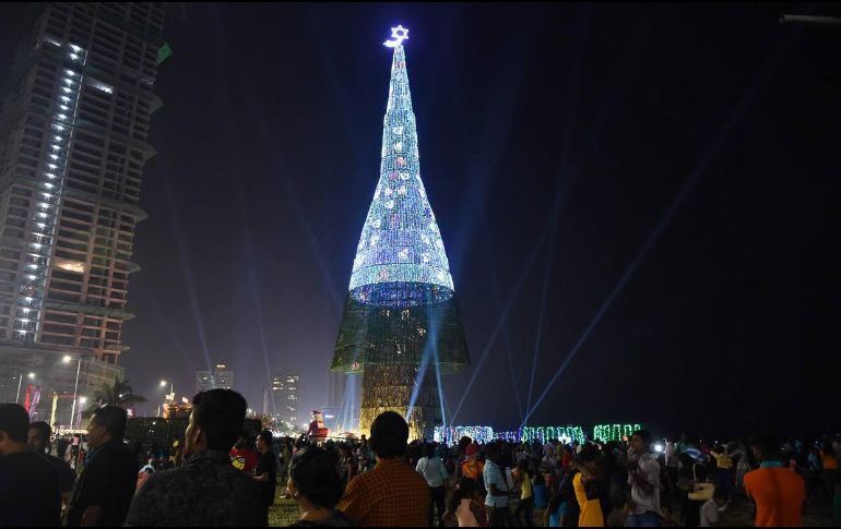 El cardenal Ranjith no tuvo más remedio que dar el visto bueno a la iniciativa de un abeto artificial de Navidad. AFP