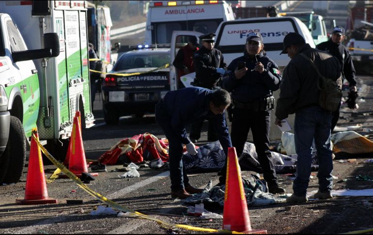 El martes, un camión cargado de legumbres impactó contra la unidad que transportaba a los fieles. SUN / O. Contreras