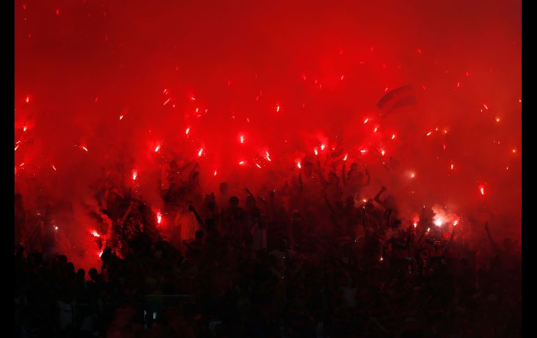 Aficionados del equipo de futbo brasileño Flamengo encienden bengalas en el estadio Maracaná de Río de Janeiro, durante la final de la Copa Sudamericana contra Independiente de Argentina. AP/S. Izquierdo