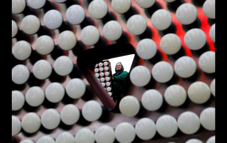 Trabajadores preparan las luces para las celebraciones del Año Nuevo en Times Square, en Nueva York. EFE/ J. Lane
