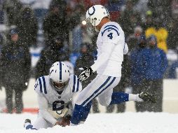 Adam Vinatieri (#4) pudo darle la victoria a los Colts, pero falló un intento de gol de campo en tiempo extra ante Buffalo, en un juego que se realizó bajo una intensa nevada. AP