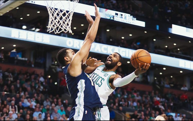 Kyrie Irving. El jugador de los Celtics también aportó siete asistencias ante los Nuggets. AFP