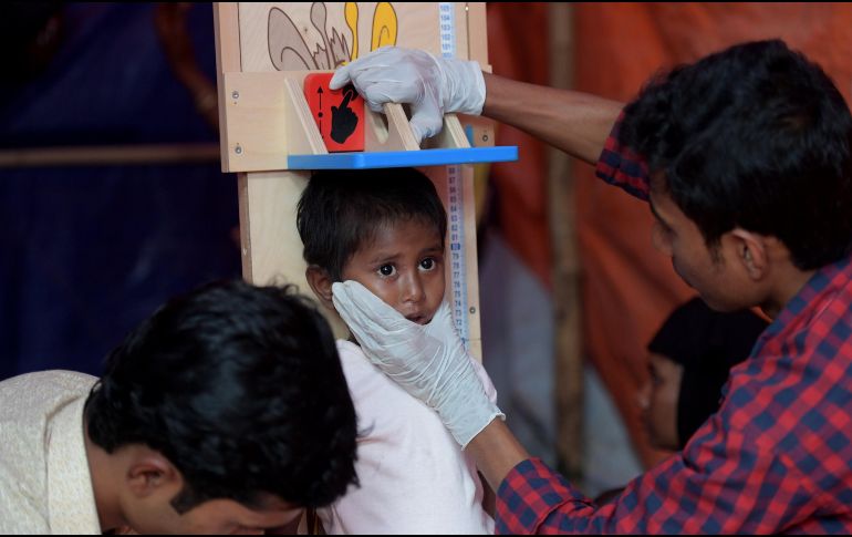 Enfermeros hacen un control médico a un niño rohinyá que sufre desnutrición en el campo de refugiados de Balukhali, en el distrito de Cox's Bazar, Bangladesh. EFE/T. Nearmy