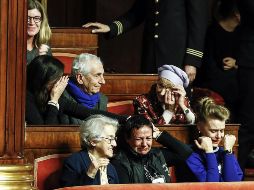 Entre lágrimas y aplausos, los partidarios de la ley festejaron su aprobación por mayoría de votos. EFE/ G. Lami