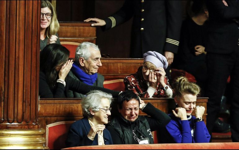 Entre lágrimas y aplausos, los partidarios de la ley festejaron su aprobación por mayoría de votos. EFE/ G. Lami