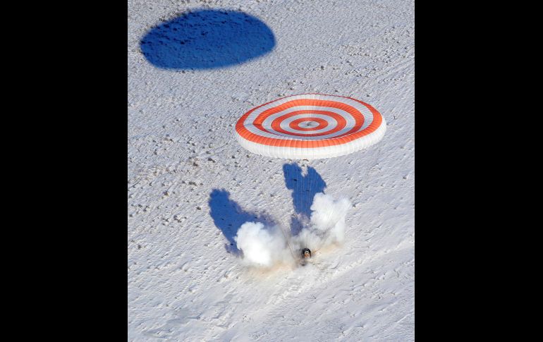 La cápsula espacial Soyuz MS-05 aterriza en una zona remota de Zhezkazgan, en Kazajistán, con un equipo de la Estación Espacial Internacional: los astronautas Randy Bresnik, Sergey Ryazanskiy y Paolo Nespoli. AFP/D. Lovetsky