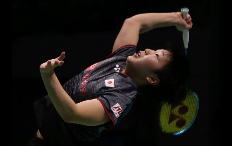 Akane Yamaguchi, de Japón, devuelve una pelota en partido del segundo día de las finales de las Superseries Mundiales de Bádminton en Dubai, Emiratos Árabes Unidos. AP/K. Jebreili