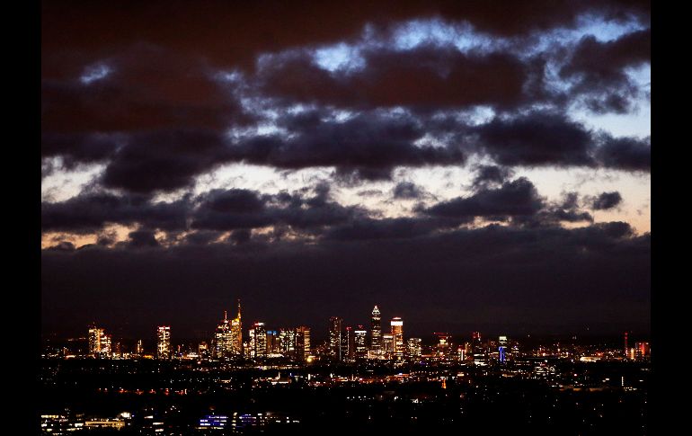 Nubes negras cubren el distrito financiero en Fráncfort, Alemania. AP/M. Probst