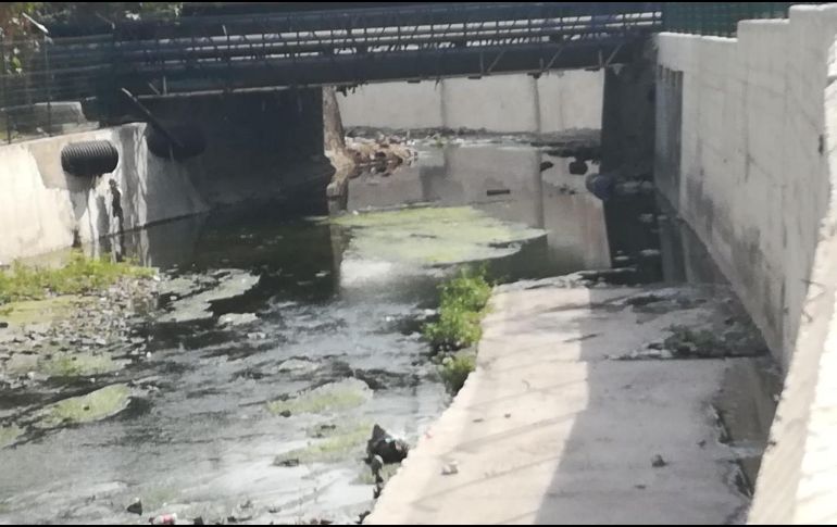 En el lugar del hallazgo se pidió el apoyo de la Unidad de protección Civil y Bomberos Guadalajara para rescatar el cuerpo. ESPECIAL