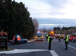 El autobús fue cortado en dos al momento del accidente. EFE/ M. Clementz
