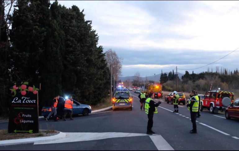 El autobús fue cortado en dos al momento del accidente. EFE/ M. Clementz