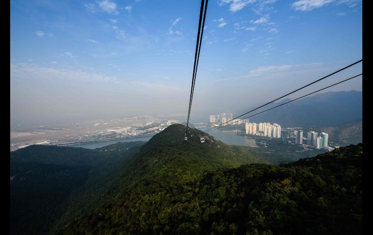 Vista de la construcción a principios de diciembre, desde el carro de un teleférico.