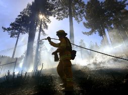El incendio que inició hace poco más de una semana en el condado de Ventura. AP/ K. Porter