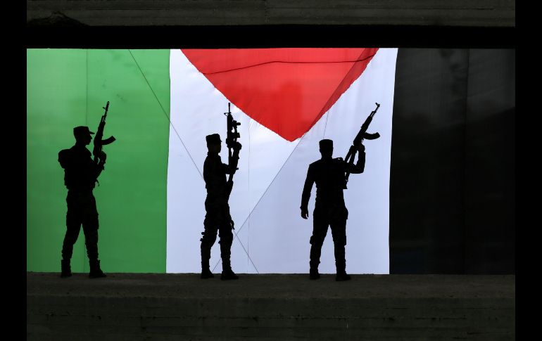 Miembros de la Brigada de Al Qassam, fuerzas del movimiento islamista Hamás, asisten a un desfile que conmemora el 30º aniversario del movimiento, en Gaza, en la Franja de Gaza. EFE/ M. Saber