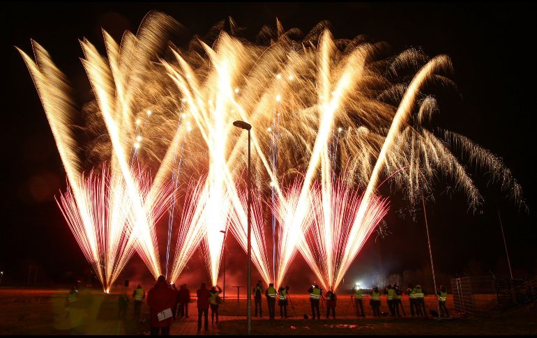 Periodistas asisten a una presentación de fuegos artificiales promocionada por la compañía Comet Feuerwerk, en la ciudad alemana de Bremerhaven. EFE/F. Strangmann