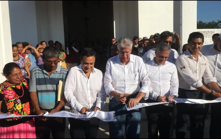 El titular de la SCT, Gerardo Ruiz Esparza, estuvo este jueves en dicha comunidad de para inaugurar la obra y entregar otros apoyos. TWITTER / @gruizesp