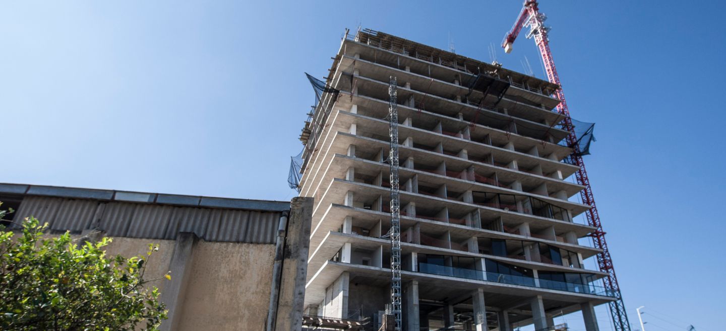 CONSTRUCCION DE VIVIENDA VERTICAL - 160228..LOCAL..LOC..RTR022....ESTA IMAGEN EN AVENIDA INGLATERRA CASI ESQUINA CALLE LIBRA..IMAGENES DE CONSTRUCCIONES DE VIVIENDAS VERTICALES EN EL MUNICIPIO DE GUADALAJARA PARA EL TEMA..EDIFICIOS..CONSTRUCCION..OBRA