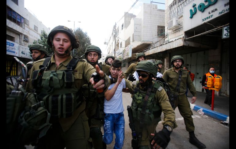 Soldados israelíes detienen a un palestino en Hebrón, Cisjordania, durante una protesta contra la decisión del presidente de Estados Unidos, Donald Trump, de reconocer Jerusalén como capital de Israel. AP/N. Shiyoukhi