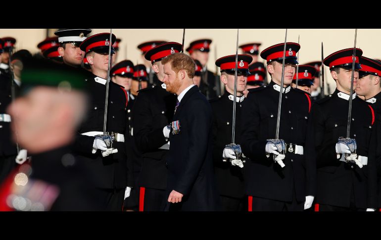 El príncipe Enrique pasa revista a tropas durante su visita a la Real Academia Militar de Sandhurst, Inglaterra. El Palacio de Kensington anunció hoy que Enrique se casará con su Meghan Markle el 19 de mayo de 2018 en el Castillo de Windsor. AP/A. Grant