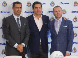 Salvador Martinez de la Torre (I), Salvador Martínez de la Torre (C) y José Luis Higuera (D) hacen oficial el acuerdo. MEXSPORT/ C. de Marchena