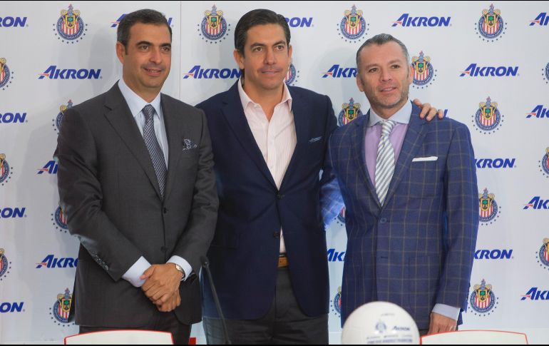 Salvador Martinez de la Torre (I), Salvador Martínez de la Torre (C) y José Luis Higuera (D) hacen oficial el acuerdo. MEXSPORT/ C. de Marchena