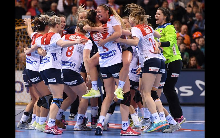 Jugadoras de Noruega celebran tras ganar al equipo de Holanda y avanzar a la final del Campeonato Mundial de balonmano en la ciudad alemana de Hamburgo. AFP/P. Stollarz