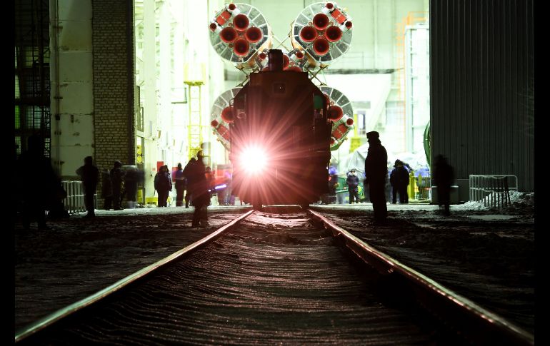 Un tren transporta la Soyuz MS-07 a la base de lanzamiento del cosmódromo de Baikonur, en Kazajistán, previo a la salida de la nave rumbo a la Estación Espacial Internacional, programada para el 17 de diciembre. AFP/K. Kudryavtsev