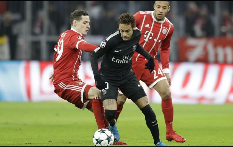 Neymar (C) dejó el Barcelona el verano pasado para unirse al club parisino. AP/ARCHIVO