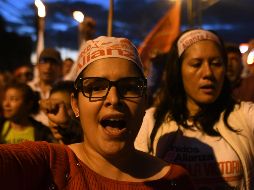 Con la marcha cerró un viernes violento en las principales ciudades y carreteras que dejaron decenas de lesionados entre manifestantes. AFP/ O. Sierra
