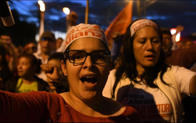 Con la marcha cerró un viernes violento en las principales ciudades y carreteras que dejaron decenas de lesionados entre manifestantes. AFP/ O. Sierra