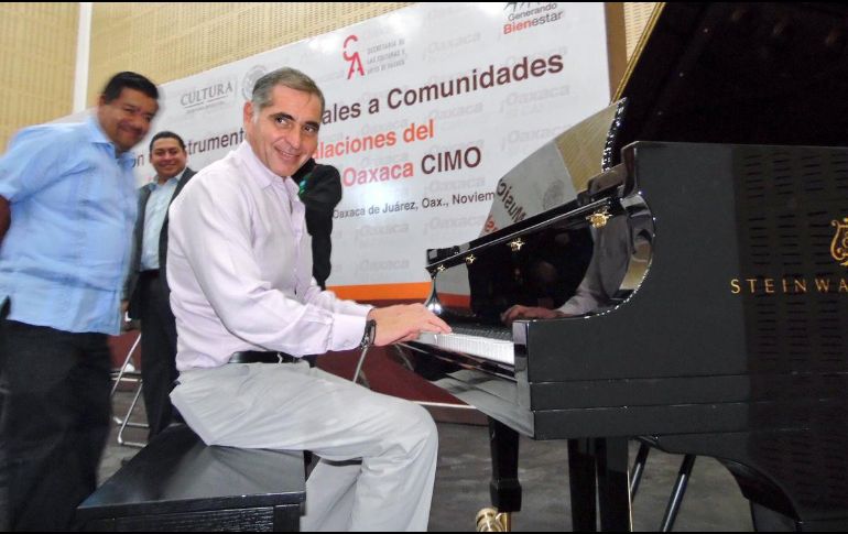 En mayo pasado los legisladores locales aprobaron iniciar un juicio político contra Cué por el presunto desfalco de 30 MMDP. TWITTER/@GabinoCue