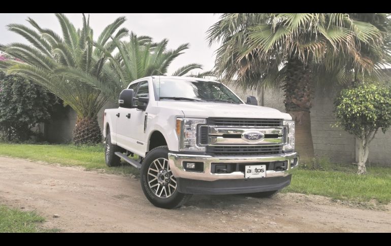EN DIEZ PASOS conoce el poder del torque de la Ford F-250 que demuestra que no todo es la potencia