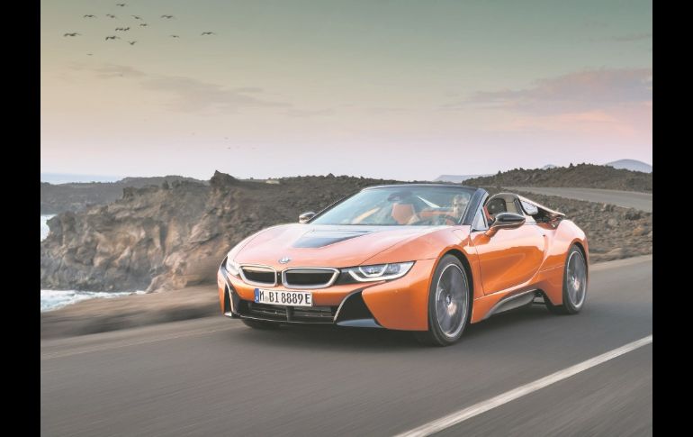 Conoce el lujoso BMW i8 Roadcoaster 2018 con el que la firma alemana no se guardó nada y presentó la versión descapotable de su emblemático deportivo.