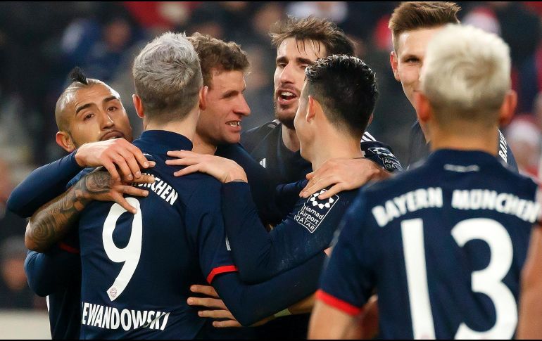 Con el marcador de 1-0, Bayern sentenció el triunfo y llegó a 41 puntos al alcanzar el punto medio de la temporada. EFE / R. Wittek