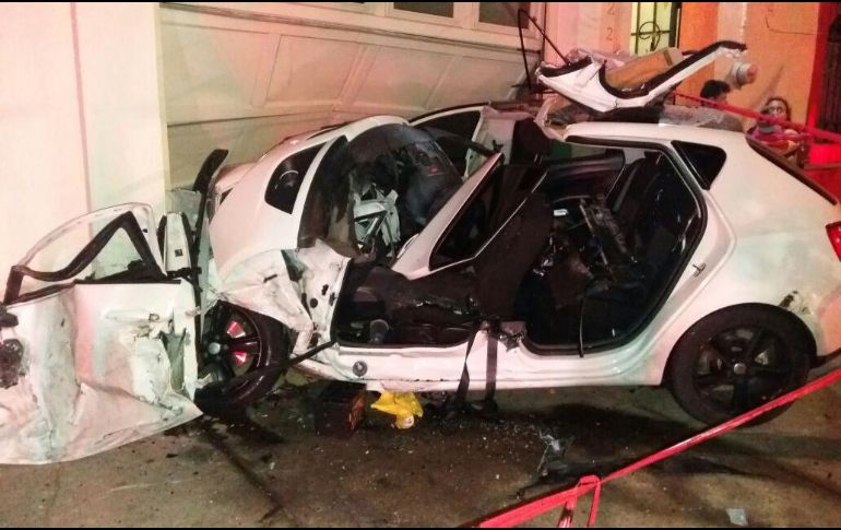 El el vehículo queda prácticamente inservible luego del impacto. ESPECIAL/ Bomberos Guadalajara