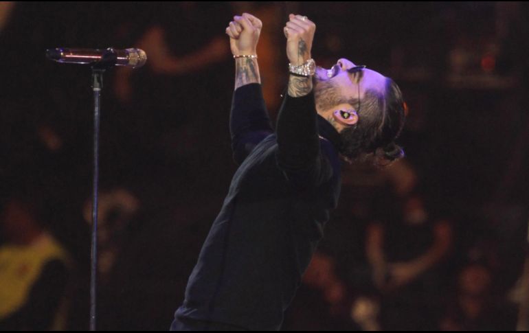 En la recta final, Maluma recibe discos de oro y platino por parte de su disquera. EFE / M. Guzmán