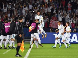 Los jugadores del club blanco celebran el gol que les da su tercer título de la competición en cuatro años.  AFP/G. Cacace