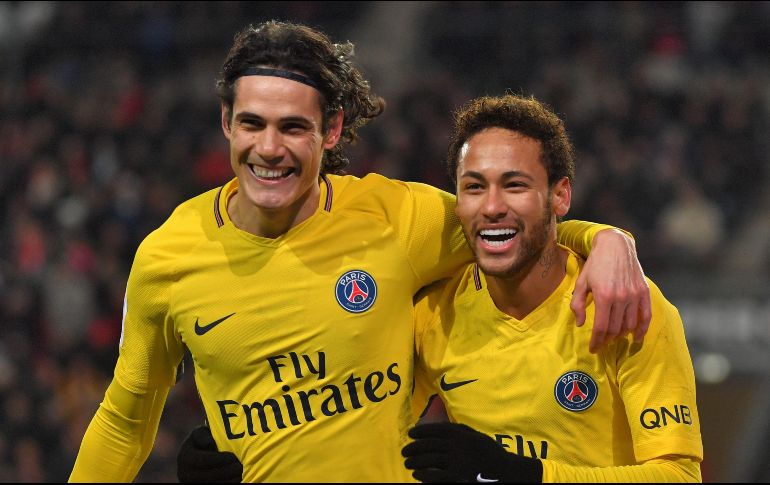 Neymar (D) celebra uno de sus dos goles de la noche acompañado de Edinson Cavani (I). AFP/L. Venance