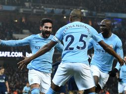 Ilkay Gundogan (I) celebra tras anotar el gol que abre el marcador para el City. AFP/O. Scarff