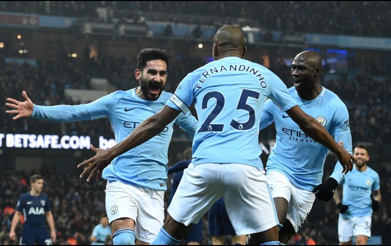 Ilkay Gundogan (I) celebra tras anotar el gol que abre el marcador para el City. AFP/O. Scarff