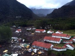 El deslizamiento de tierra arrasó con unas 20 casas, mientras que el pueblo se quedó sin electricidad y servicio de agua potable. AFP