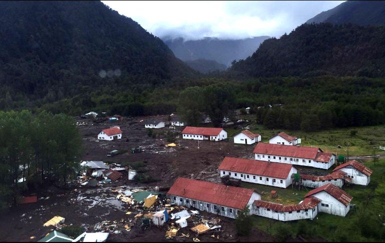 El deslizamiento de tierra arrasó con unas 20 casas, mientras que el pueblo se quedó sin electricidad y servicio de agua potable. AFP
